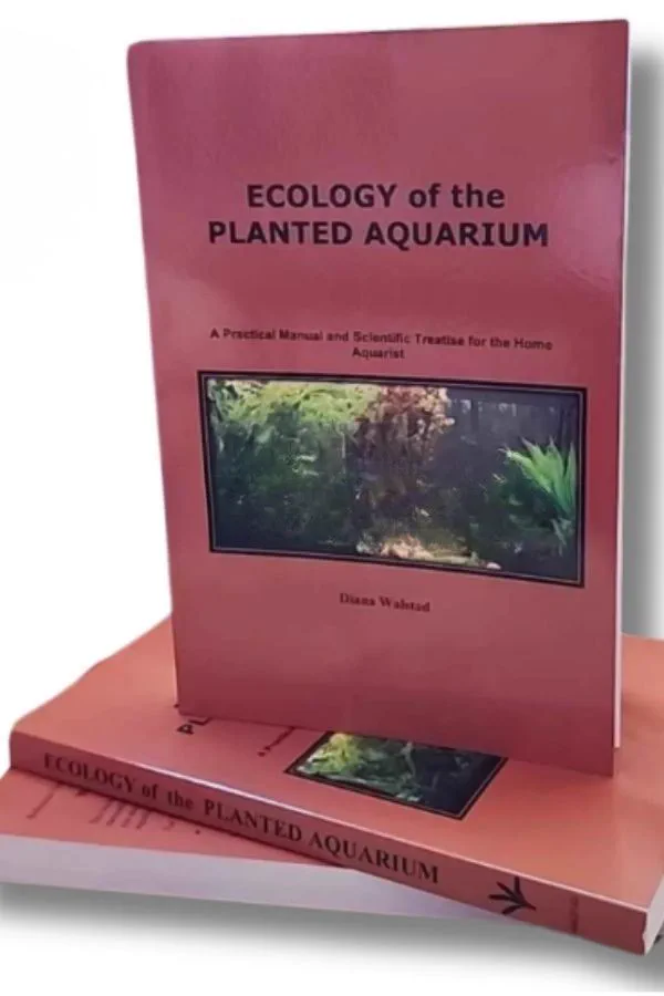 Le livre de référence 'Ecology of the Planted Aquarium' par Diana Walstad. L'origine scientifique de la méthode Low-tech.