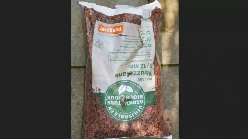 La pouzzolane est une roche volcanique poreuse idéale pour stabiliser votre sol nutritif aquarium.